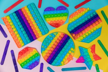 Renkli stres önleyici hareketler çocuklar için duyusal oyuncaklar. Gökkuşağı Meydanı Fidget Oyuncakları. Pop Bubble 'ı it. Popüler Rahatlatıcı kare şekilli silikon stres giderici oyuncak.