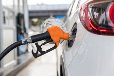 Benzini istasyonda doldur ve doldur. Benzin istasyonuna yakıt ikmali. Makineyi yakıtla doldurmak için. Benzin istasyonunda benzinle dolu bir araba. Benzin istasyonu pompası