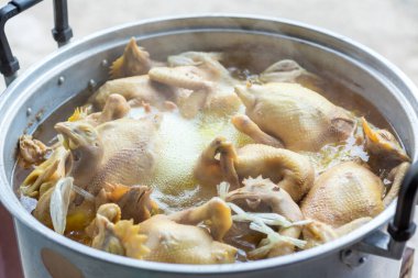 Haşlanmış tavuk. Yemek malzemesi olarak haşlanmış tavuk.