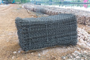Eğimi güçlendirmek için desenli ağ Gabion. Demir bir tel yığını ya da 