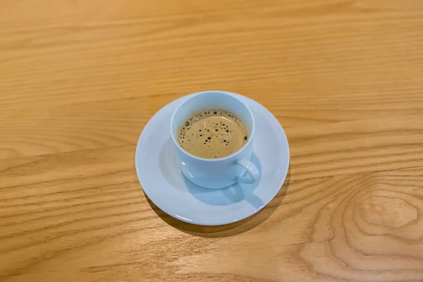 杯子里的黑咖啡 一杯浓缩咖啡 木制桌子或餐桌上的白色黑咖啡 — 图库照片