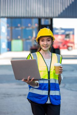 Ustabaşı ya da işçi konteyner kargo alanında çalışıyor. Konteynırdaki malları kontrol ediyor. Ustabaşı ya da işçi konteynırları kontrol ediyor. Lojistik ve nakliye