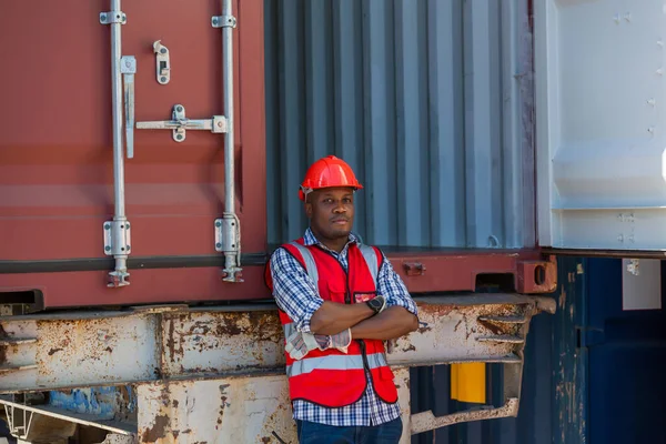 Polier Oder Arbeiter Auf Der Containerfrachtbaustelle Kontrollieren Waren Container Polier — Stockfoto