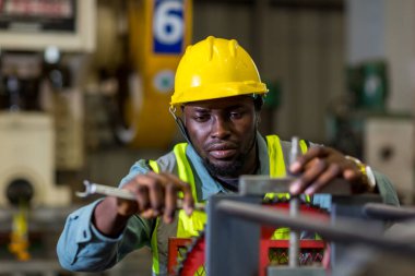 Ustabaşı ya da işçi fabrikada çalışıyor. Kontrol makinesi ya da tesisteki ürünler. Mühendis ya da teknisyen Malzemeleri ya da Tesiste Makine 'yi kontrol ediyor. Sanayi ve Fabrika.