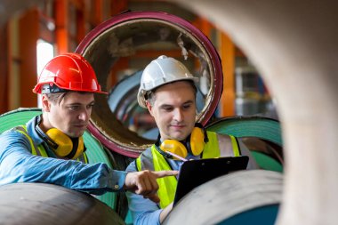 Ustabaşı ya da işçi fabrikada çalışıyor. Kontrol makinesi ya da tesisteki ürünler. Mühendis ya da teknisyen Malzemeleri ya da Tesiste Makine 'yi kontrol ediyor. Sanayi ve Fabrika.