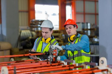 Ustabaşı ya da işçi fabrikada çalışıyor. Kontrol makinesi ya da tesisteki ürünler. Mühendis ya da teknisyen Malzemeleri ya da Tesiste Makine 'yi kontrol ediyor. Sanayi ve Fabrika.