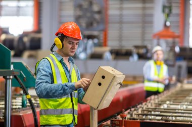 Ustabaşı ya da işçi fabrikada çalışıyor. Kontrol makinesi ya da tesisteki ürünler. Mühendis ya da teknisyen Malzemeleri ya da Tesiste Makine 'yi kontrol ediyor. Sanayi ve Fabrika.