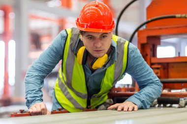 Ustabaşı ya da işçi fabrikada çalışıyor. Kontrol makinesi ya da tesisteki ürünler. Mühendis ya da teknisyen Malzemeleri ya da Tesiste Makine 'yi kontrol ediyor. Sanayi ve Fabrika.