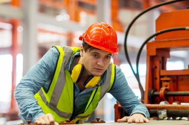 Ustabaşı ya da işçi fabrikada çalışıyor. Kontrol makinesi ya da tesisteki ürünler. Mühendis ya da teknisyen Malzemeleri ya da Tesiste Makine 'yi kontrol ediyor. Sanayi ve Fabrika.