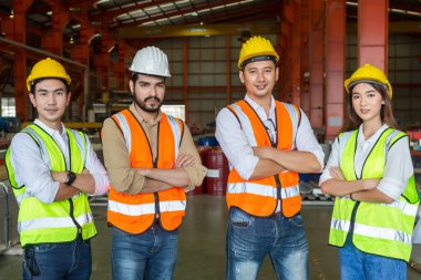 Foreman takımı ya da ekip çalışanı fabrika inşaat tesisinde kontrol makinesi ya da tesisteki ürünleri kontrol ediyor. Ekip Mühendisi ya da Ekip Teknisyeni Fabrika 'da Malzeme veya Makine' yi kontrol ediyor. Ağır sanayi fabrikası konsepti.