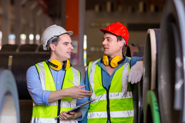 Ustabaşı ya da işçi fabrikada çalışıyor. Kontrol makinesi ya da tesisteki ürünler. Mühendis ya da teknisyen Malzemeleri ya da Tesiste Makine 'yi kontrol ediyor. Sanayi ve Fabrika.