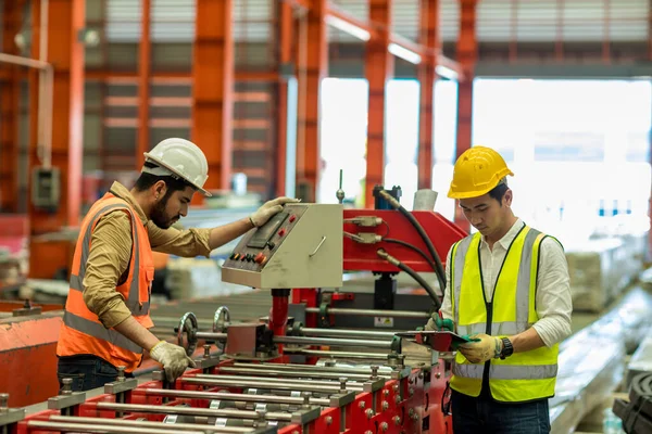 Foreman Trabalhador Trabalham Local Fábrica Verificam Acima Máquina Produtos Local — Fotografia de Stock