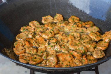 Kızarmış baharatlı balık gözlemesi, gezgin ve turist için Tayland yerel yemeği tavsiye ederim. Kızarmış balık ezmesi ya da kızarmış balık keki.