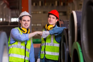 Ustabaşı ya da işçi fabrikada çalışıyor. Kontrol makinesi ya da tesisteki ürünler. Mühendis ya da teknisyen Malzemeleri ya da Tesiste Makine 'yi kontrol ediyor. Sanayi ve Fabrika.