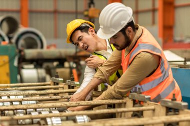 Fabrikadaki işçinin iş yerinde ilk yardım kazası. Erkek işçi fabrikadaki Makine 'de bir kaza geçirdi.