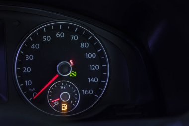 Araç torpido gözünde boş yakıt uyarı ışığı. Yakıt pompası ikonu. Benzin göstergesi panelinde dijital uyarı levhası var. Yakıtı bitti. Gösterge panelinde düşük yakıt seviyesi göstergesi.