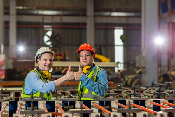 Foreman Trabalhador Trabalham Local Fábrica Verificam Acima Máquina Produtos Local — Fotografia de Stock