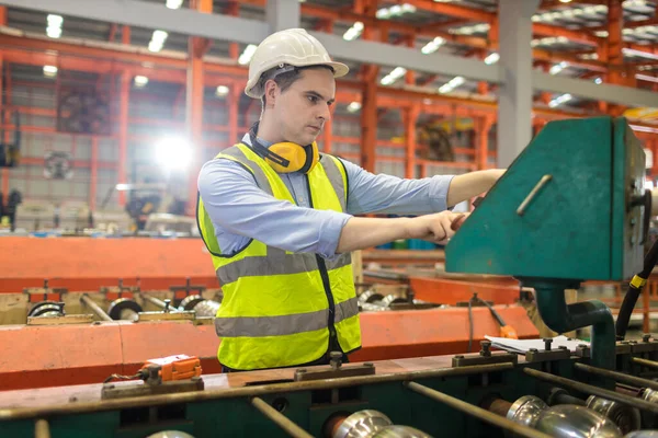 Foreman Trabalhador Trabalham Local Fábrica Verificam Acima Máquina Produtos Local — Fotografia de Stock