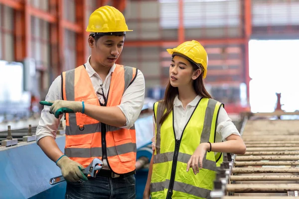 Polier Oder Arbeiter Die Auf Der Fabrikbaustelle Arbeiten Überprüfen Maschinen — Stockfoto