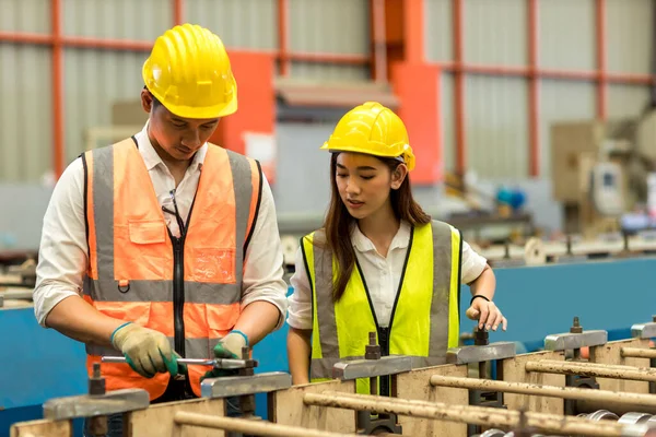 Foreman Nebo Pracovník Pracují Závodě Zkontrolovat Stroj Nebo Produkty Místě — Stock fotografie