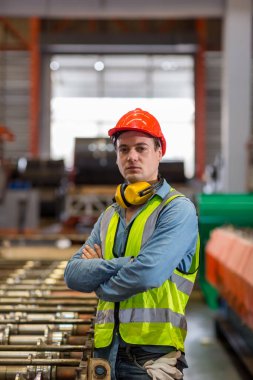 Ustabaşı ya da işçi fabrikada çalışıyor. Kontrol makinesi ya da tesisteki ürünler. Mühendis ya da teknisyen Malzemeleri ya da Tesiste Makine 'yi kontrol ediyor. Sanayi ve Fabrika.