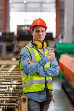 Ustabaşı ya da işçi fabrikada çalışıyor. Kontrol makinesi ya da tesisteki ürünler. Mühendis ya da teknisyen Malzemeleri ya da Tesiste Makine 'yi kontrol ediyor. Sanayi ve Fabrika.