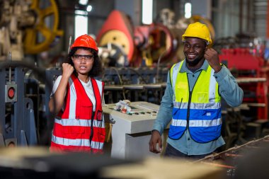 Ustabaşı ya da işçi fabrikada çalışıyor. Kontrol makinesi ya da tesisteki ürünler. Mühendis ya da teknisyen Malzemeleri ya da Tesiste Makine 'yi kontrol ediyor. Sanayi ve Fabrika.