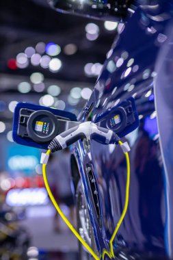 Elektrikli araba şarj istasyonu. Otoparktaki hibrit araba elektrik şarj istasyonu. Elektrikli araba park ve şarj istasyonunda şarj oluyor. Elektrik prizi. Ulaşım EV