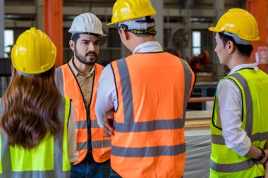 Foreman takımı ya da ekip çalışanı fabrika inşaat tesisinde kontrol makinesi ya da tesisteki ürünleri kontrol ediyor. Ekip Mühendisi ya da Ekip Teknisyeni Fabrika 'da Malzeme veya Makine' yi kontrol ediyor. Ağır sanayi fabrikası konsepti.