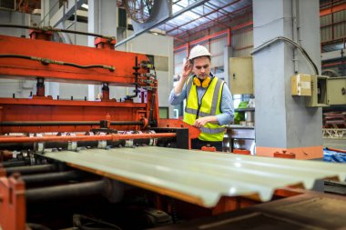 Ustabaşı ya da işçi fabrikada çalışıyor. Kontrol makinesi ya da tesisteki ürünler. Mühendis ya da teknisyen Malzemeleri ya da Tesiste Makine 'yi kontrol ediyor. Sanayi ve Fabrika.