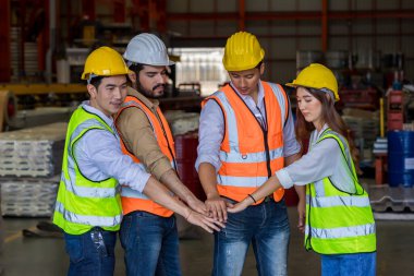 Foreman takımı ya da ekip çalışanı fabrika inşaat tesisinde kontrol makinesi ya da tesisteki ürünleri kontrol ediyor. Ekip Mühendisi ya da Ekip Teknisyeni Fabrika 'da Malzeme veya Makine' yi kontrol ediyor. Ağır sanayi fabrikası konsepti.
