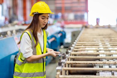 Ustabaşı ya da işçi fabrikada çalışıyor. Kontrol makinesi ya da tesisteki ürünler. Mühendis ya da teknisyen Malzemeleri ya da Tesiste Makine 'yi kontrol ediyor. Sanayi ve Fabrika.