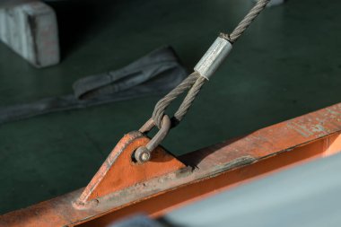 Yapı çeliğinden ağır çelik kablo kaldırma. Güçlü vinç sapanı.