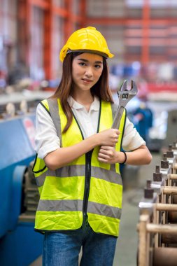 Ustabaşı ya da işçi fabrikada çalışıyor. Kontrol makinesi ya da tesisteki ürünler. Mühendis ya da teknisyen Malzemeleri ya da Tesiste Makine 'yi kontrol ediyor. Sanayi ve Fabrika.