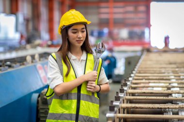 Ustabaşı ya da işçi fabrikada çalışıyor. Kontrol makinesi ya da tesisteki ürünler. Mühendis ya da teknisyen Malzemeleri ya da Tesiste Makine 'yi kontrol ediyor. Sanayi ve Fabrika.