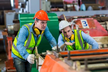 Ustabaşı ya da işçi fabrikada çalışıyor. Kontrol makinesi ya da tesisteki ürünler. Mühendis ya da teknisyen Malzemeleri ya da Tesiste Makine 'yi kontrol ediyor. Sanayi ve Fabrika.