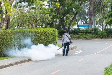 Sivrisinek ilaçlayıcıyı insan kontrol ediyor. Böcekleri öldürüyor. Dang hummasını ve Zika virüsünü önlemek için sivrisinekleri yok ediyor. İşçi yerleşim bölgesini kimyasallarla sisliyor.