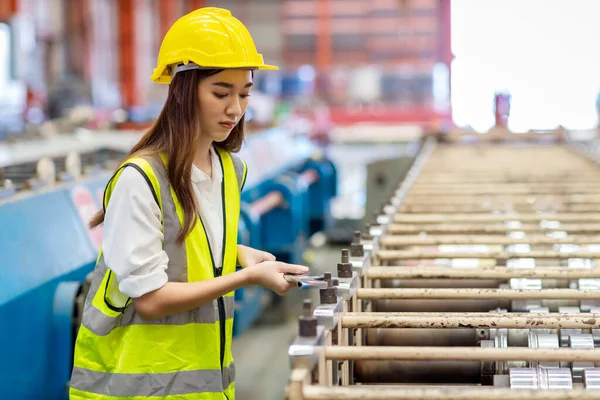 Ustabaşı ya da işçi fabrikada çalışıyor. Kontrol makinesi ya da tesisteki ürünler. Mühendis ya da teknisyen Malzemeleri ya da Tesiste Makine 'yi kontrol ediyor. Sanayi ve Fabrika.