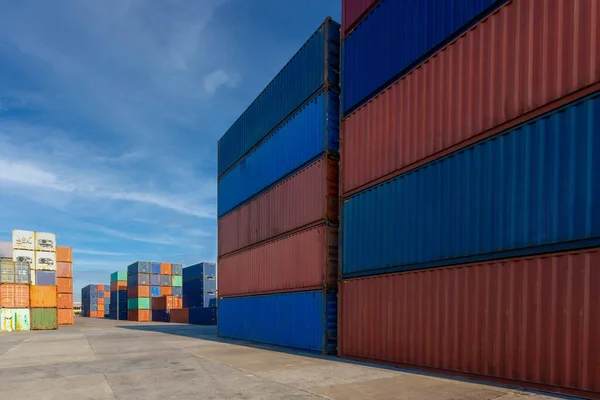 Une Pile Conteneurs Dans Port Conteneurs Expédition Empilés Sur Cargo — Photo