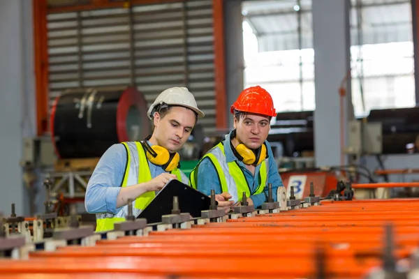 Ustabaşı ya da işçi fabrikada çalışıyor. Kontrol makinesi ya da tesisteki ürünler. Mühendis ya da teknisyen Malzemeleri ya da Tesiste Makine 'yi kontrol ediyor. Sanayi ve Fabrika.