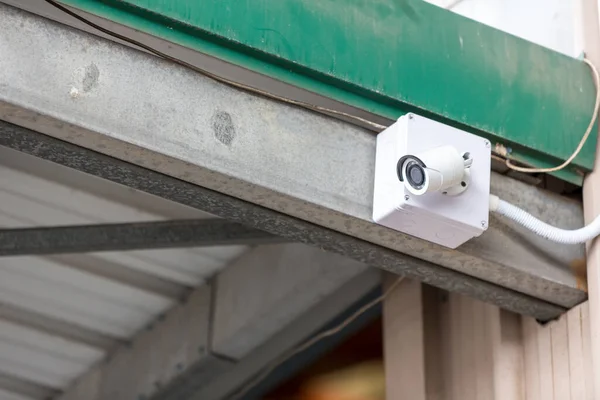 家の屋外セキュリティCctvカメラ監視システム ぼやけた夜の街の風景の背景 壁には近代的なCctvカメラ 安全生活用設備サービス又は資産 — ストック写真