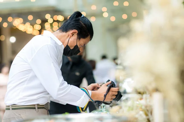 Hombre Toma Una Foto Fiesta Comida — Foto de Stock