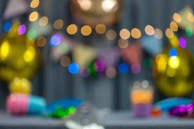 Gece festivalinde Bokeh ile yemek tezgahının bulanık görüntüsü