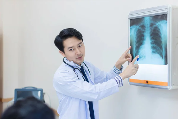 Doctor Talking Problem Point Ray Film Ray Film Show Skeleton — Stockfoto