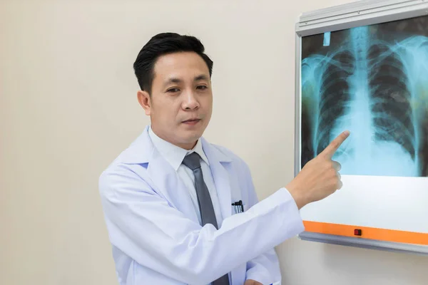 Doctor Talking Problem Point Ray Film Ray Film Show Skeleton — Stockfoto