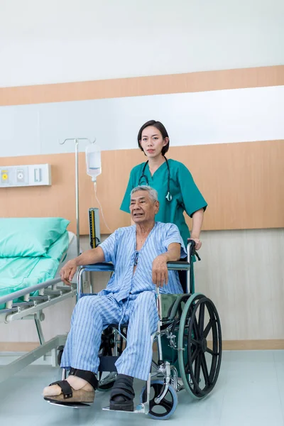 Üniformalı klinikçiler hastanedeki üzgün hastayla ilgileniyorlar..