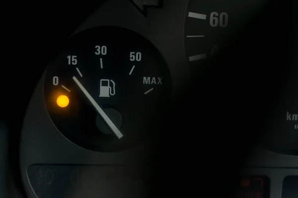 Araç Torpido Gözünde Boş Yakıt Uyarı Işığı Yakıt Pompası Ikonu — Stok fotoğraf