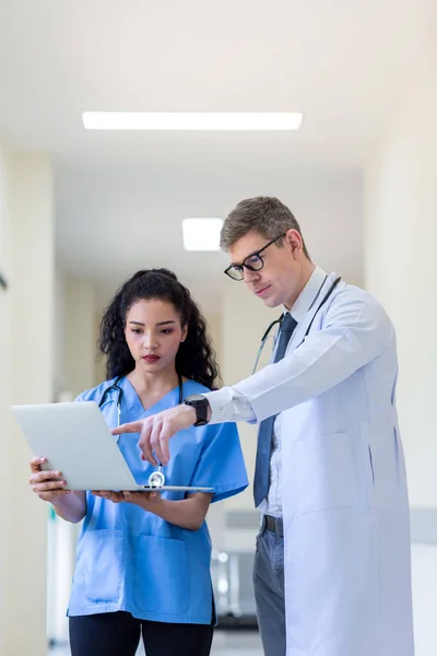 Clinicians Uniform Standing Looking Computer Monitor Discussing Medical Document Consulting — Stock Photo, Image