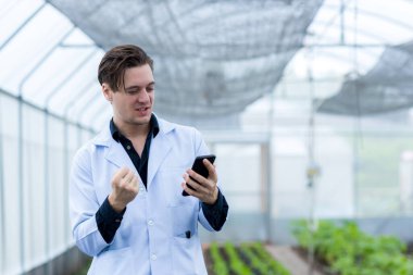 Bilim adamları mobil ve sosyal medyayı kullanarak oturuyorlar. Sebze Bahçesi 'nde çiftçi.