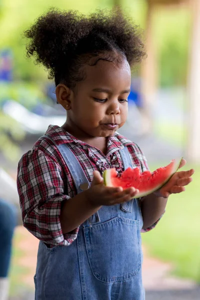 Criança Comendo Melancia Fresca Criança Menina Segurando Melancia Bonito Menina — Fotografia de Stock